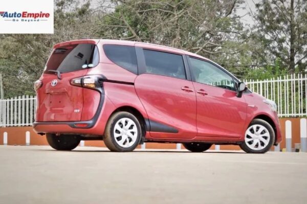 Toyota Sienta - Image 10