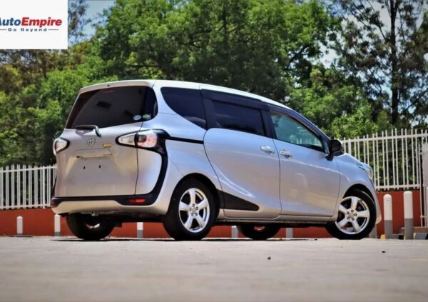 Toyota Sienta - Image 4