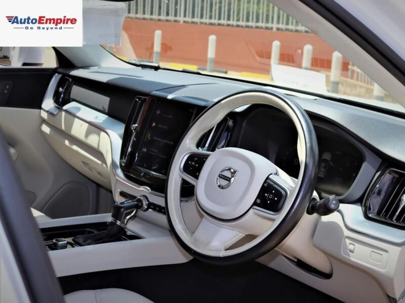 2018 VOLVO XC60 - White
