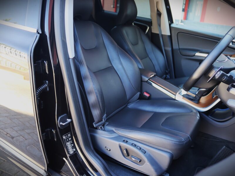 Volvo XC60 T5 (New Shape) with Sunroof