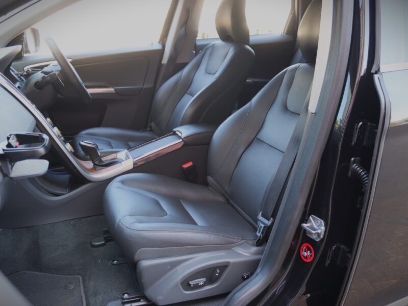 Volvo XC60 T5 (New Shape) with Sunroof