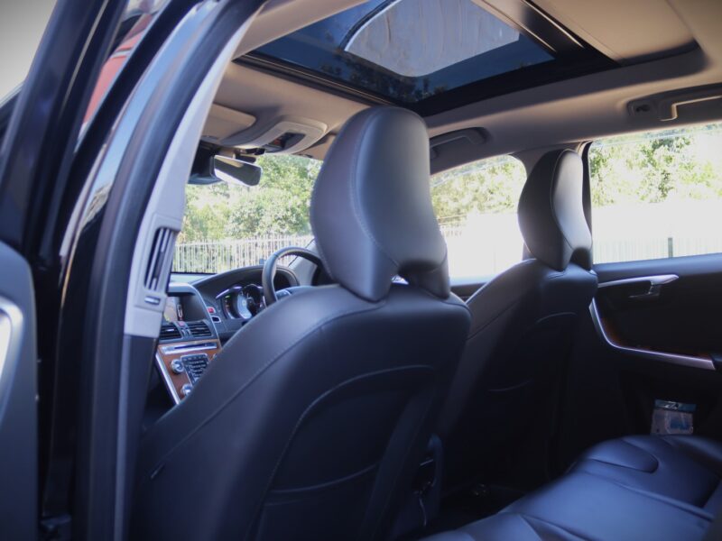 Volvo XC60 T5 (New Shape) with Sunroof