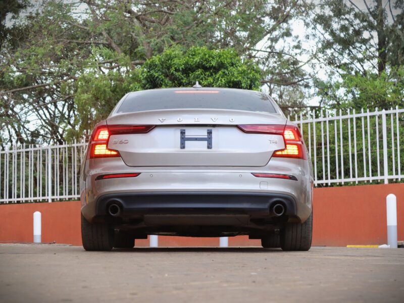 2019 Volvo S60 T4 – Sporty, Safe & Sophisticated Sedan 🚗✨