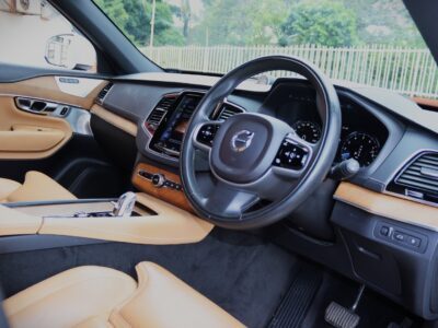 2019 Volvo XC90 T8 Plug-in Hybrid – Luxury, Power & Sustainability 🔋🚙