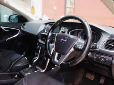 2016 Volvo V40 T4 – Sleek Hatchback with Turbo Power 🚗💨