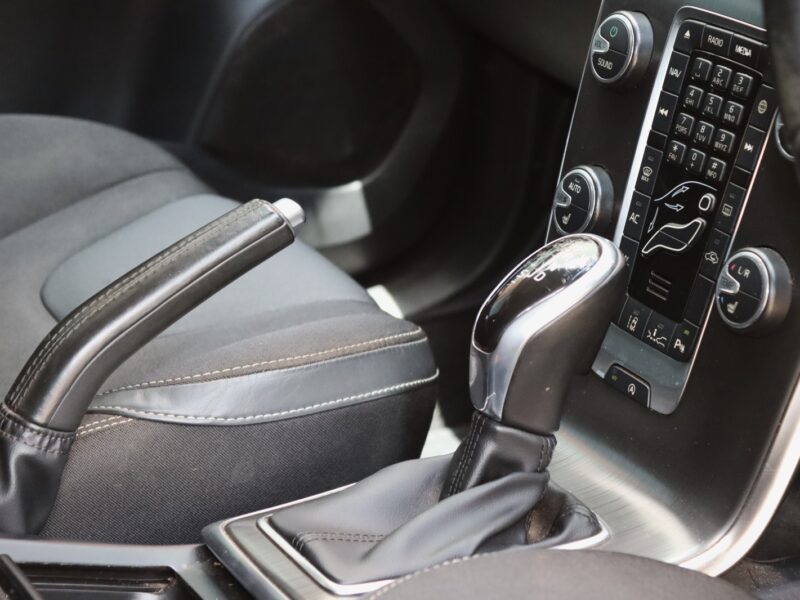 2016 Volvo V40 T4 – Sleek Hatchback with Turbo Power 🚗💨