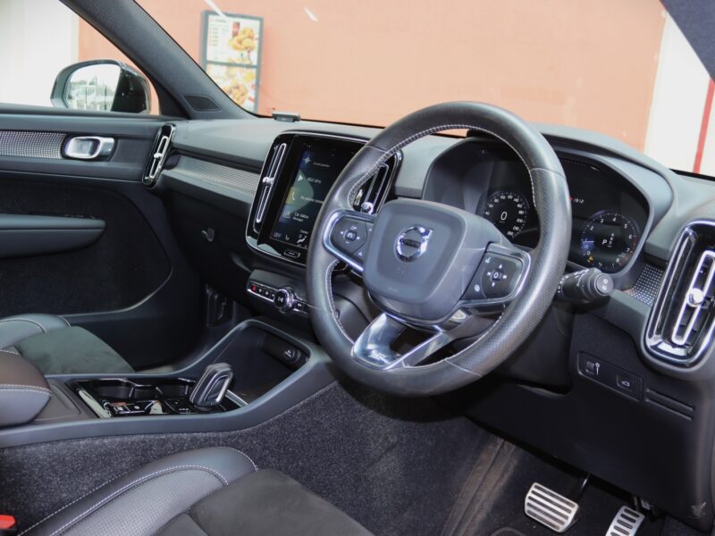 2018 Volvo XC40 R-Design – Compact Luxury SUV for Urban Driving 🚗✨