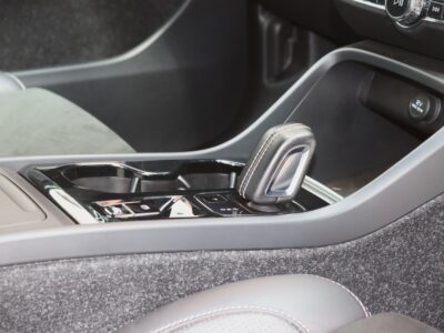 2018 Volvo XC40 R-Design – Compact Luxury SUV for Urban Driving 🚗✨