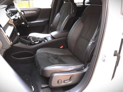 2018 Volvo XC40 R-Design – Compact Luxury SUV for Urban Driving 🚗✨