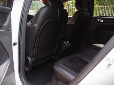 2018 Volvo XC40 R-Design – Compact Luxury SUV for Urban Driving 🚗✨