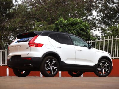 2018 Volvo XC40 R-Design – Compact Luxury SUV for Urban Driving 🚗✨