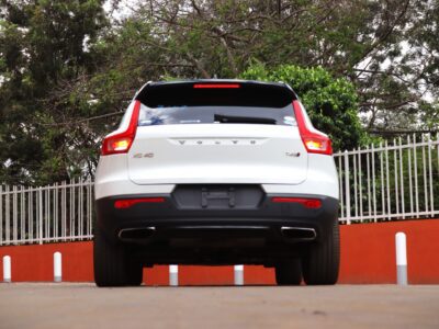 2018 Volvo XC40 R-Design – Compact Luxury SUV for Urban Driving 🚗✨