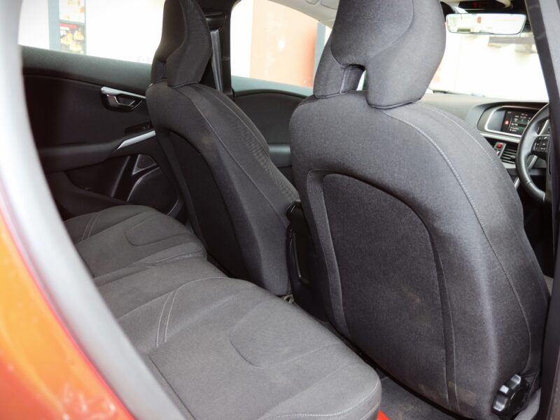 🚗 2018 Volvo V40 T3 - Sleek, Safe & Turbocharged