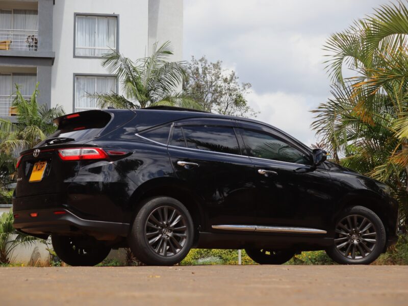 🚗 2017 Toyota Harrier Black – Sleek, Spacious, and Reliable