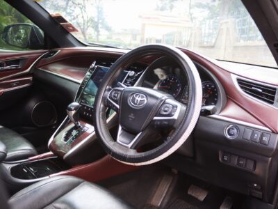 🚙 2013 Toyota Harrier – Premium Comfort & Reliability