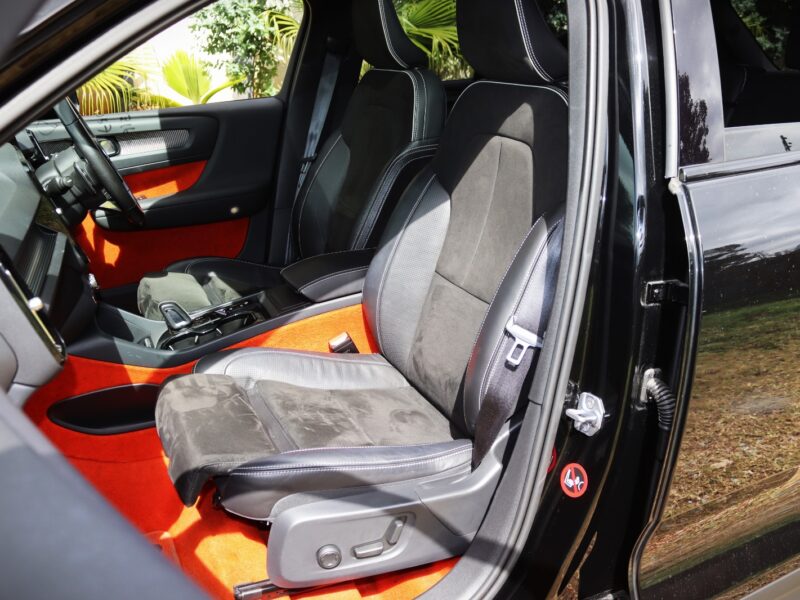 2018 Volvo XC40 R-Design with Sunroof – A Bold Statement of Luxury and Performance 🌟🚘