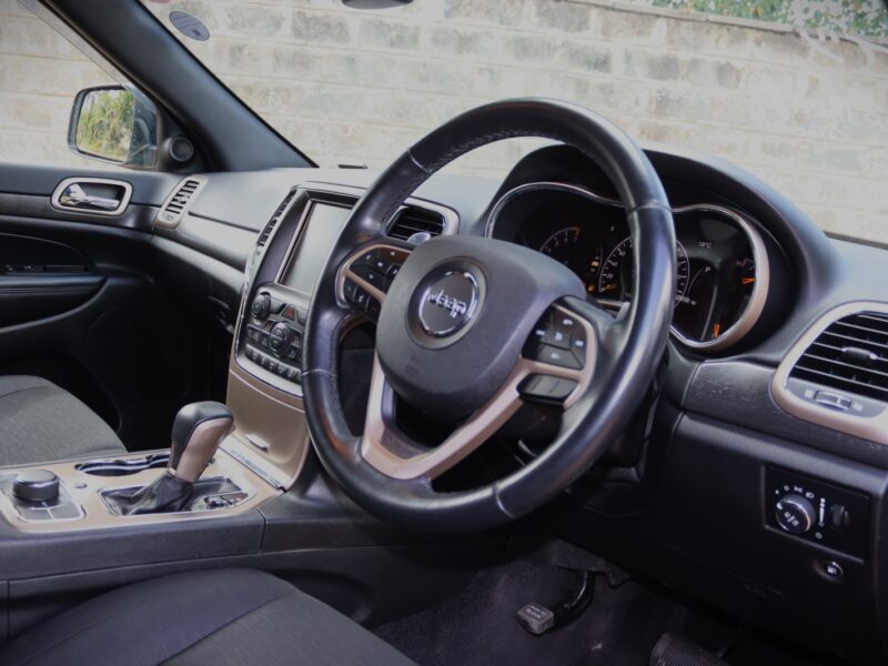 2018 Jeep Grand Cherokee Laredo – Bold, Rugged, and Refined 💪🌍