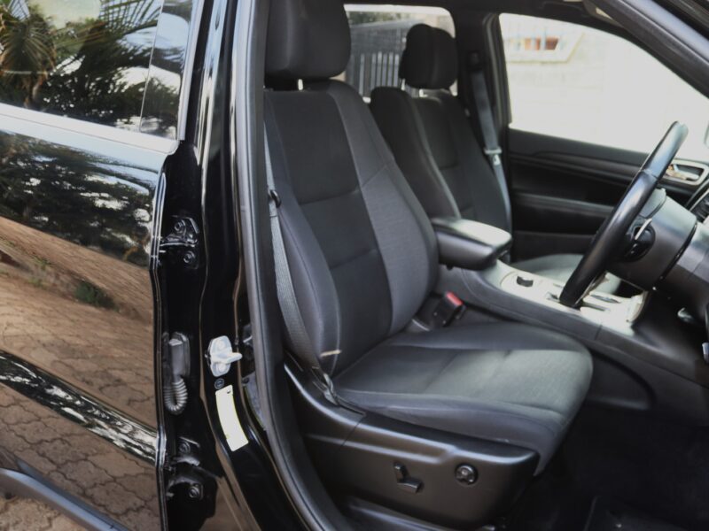 2018 Jeep Grand Cherokee Laredo – Bold, Rugged, and Refined 💪🌍