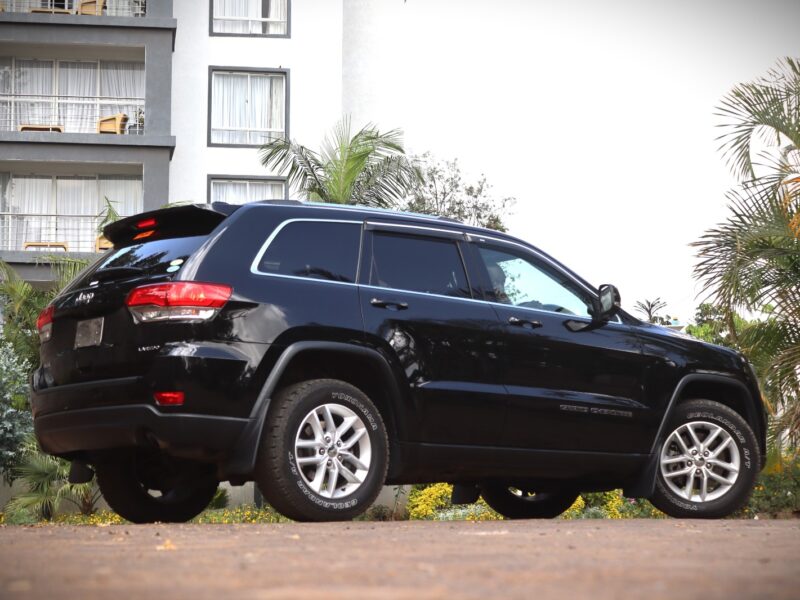 2018 Jeep Grand Cherokee Laredo – Bold, Rugged, and Refined 💪🌍