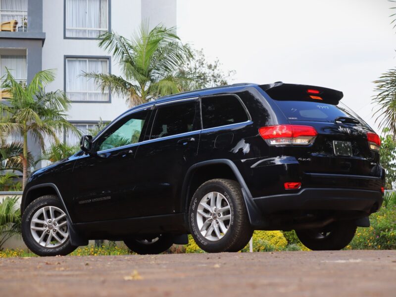 2018 Jeep Grand Cherokee Laredo – Bold, Rugged, and Refined 💪🌍