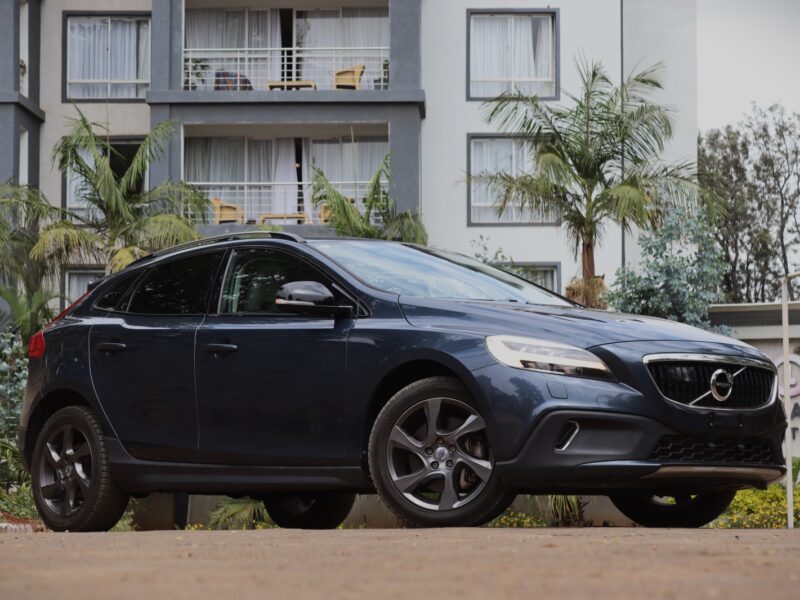 2018 Volvo V40 Cross Country – Urban Elegance Meets Rugged Versatility 🚙❄️