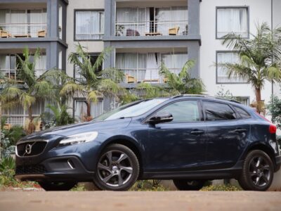 2018 Volvo V40 Cross Country – Urban Elegance Meets Rugged Versatility 🚙❄️