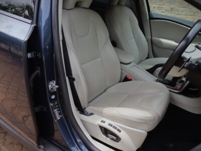 2018 Volvo V40 Cross Country – Urban Elegance Meets Rugged Versatility 🚙❄️