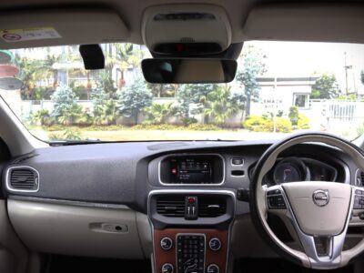 2018 Volvo V40 Cross Country – Urban Elegance Meets Rugged Versatility 🚙❄️