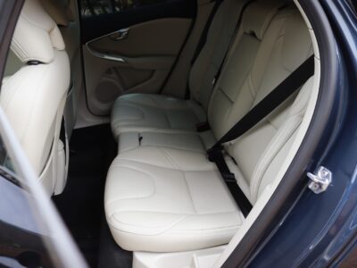 2018 Volvo V40 Cross Country – Urban Elegance Meets Rugged Versatility 🚙❄️