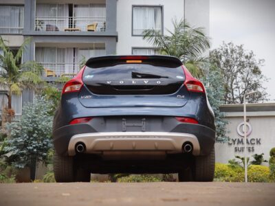 2018 Volvo V40 Cross Country – Urban Elegance Meets Rugged Versatility 🚙❄️