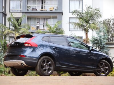 2018 Volvo V40 Cross Country – Urban Elegance Meets Rugged Versatility 🚙❄️