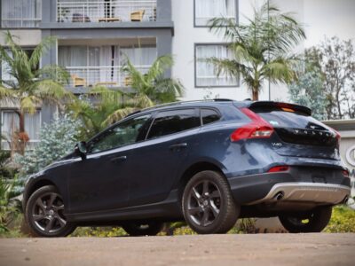 2018 Volvo V40 Cross Country – Urban Elegance Meets Rugged Versatility 🚙❄️