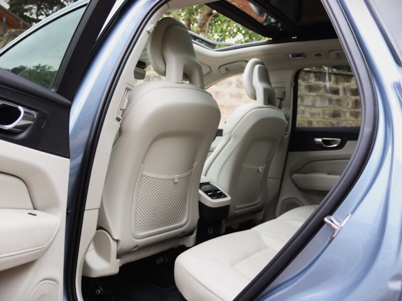 2018 Volvo XC60 T5 Inscription – Luxury in Motion with Sunroof & Striking Blue Finish 💎🌤️ | Now at AutoEmpire Kenya