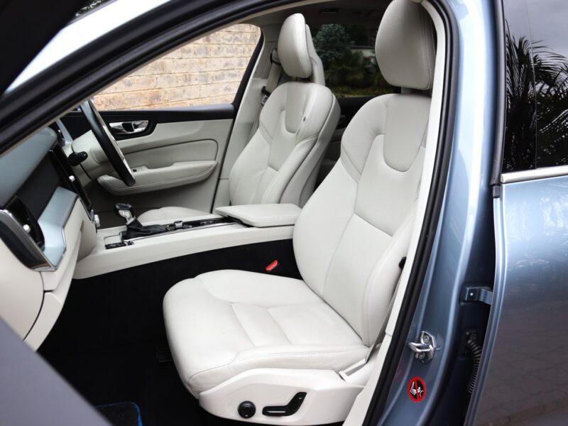 2018 Volvo XC60 T5 Inscription – Luxury in Motion with Sunroof & Striking Blue Finish 💎🌤️ | Now at AutoEmpire Kenya