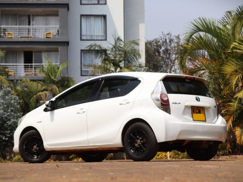 🚗 2012 Toyota Aqua – White | Affordable Hybrid Hatchback for Sale in Nairobi, Kenya