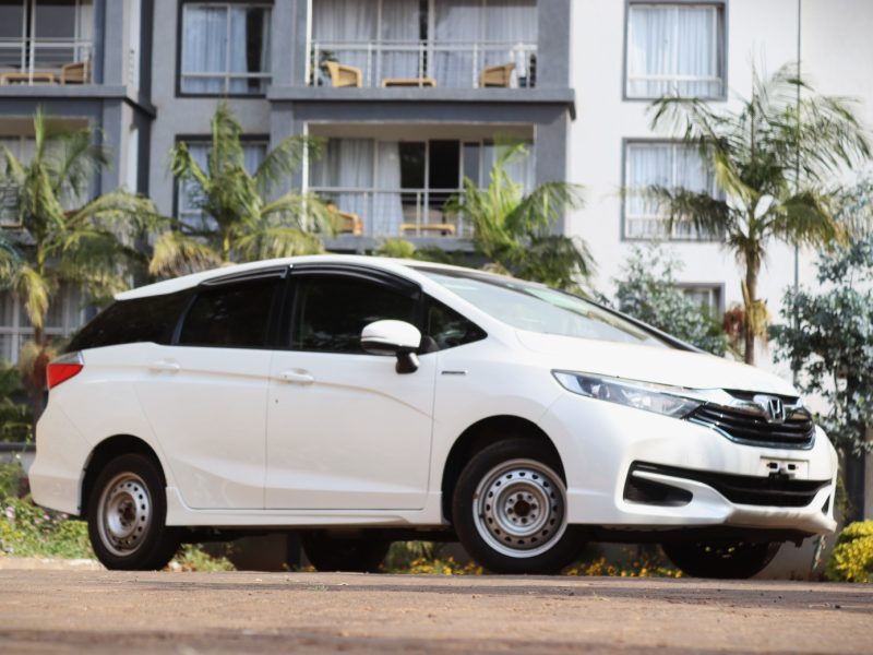 🚗 2018 Honda Fit Shuttle Hybrid – Elegant White, Stylish, Spacious, and Fuel-Efficient Wagon for Sale in Nairobi, Kenya