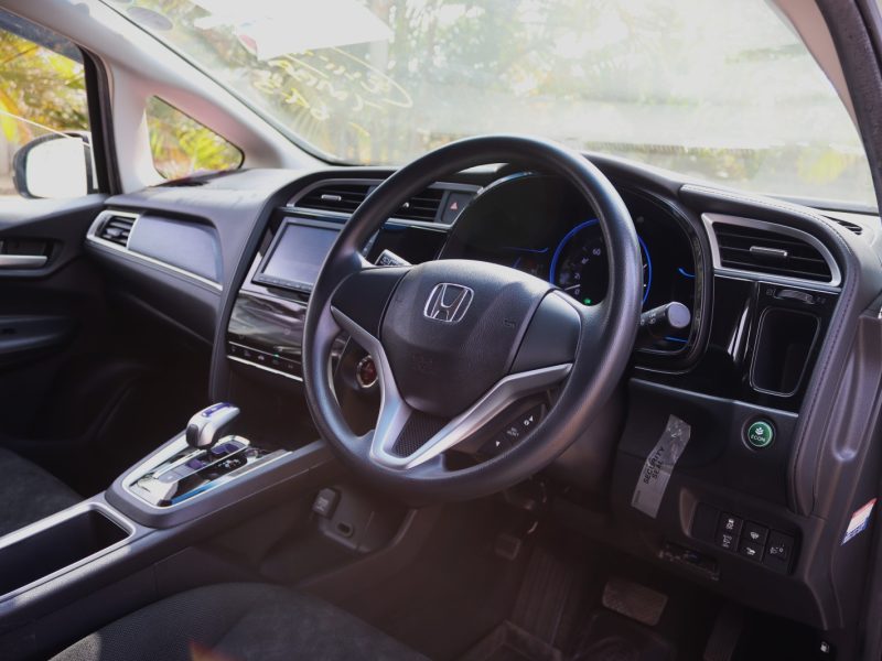 🚗 2018 Honda Fit Shuttle Hybrid – Elegant White, Stylish, Spacious, and Fuel-Efficient Wagon for Sale in Nairobi, Kenya