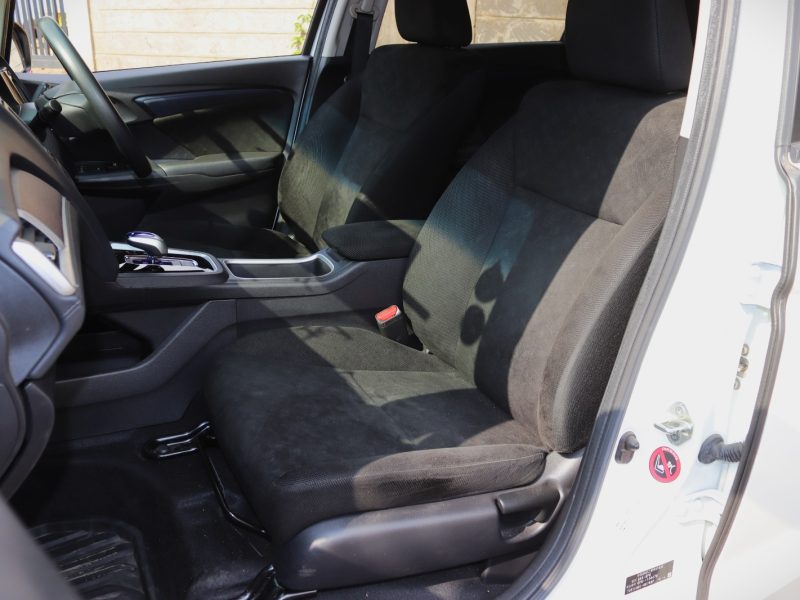 🚗 2018 Honda Fit Shuttle Hybrid – Elegant White, Stylish, Spacious, and Fuel-Efficient Wagon for Sale in Nairobi, Kenya