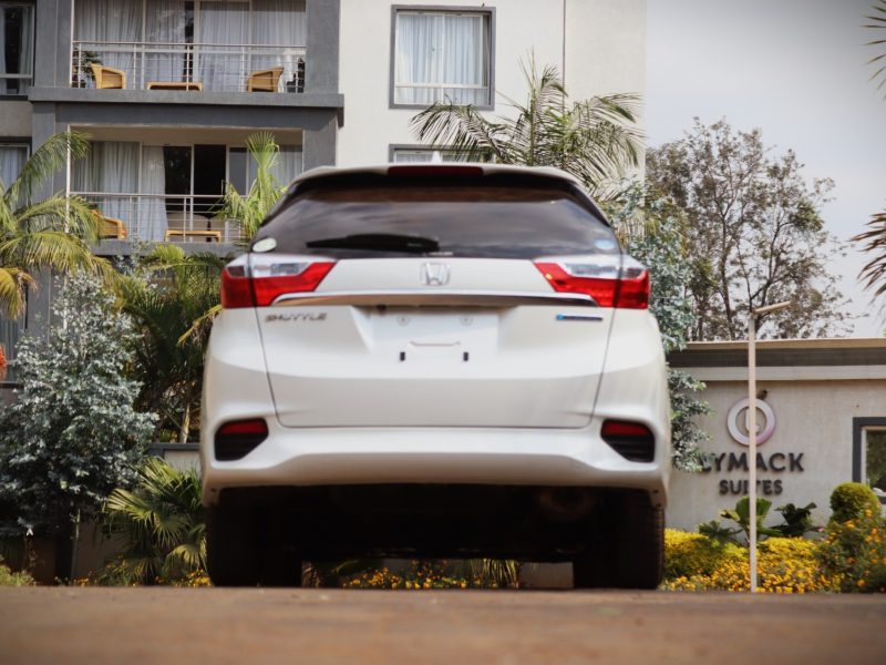 🚗 2018 Honda Fit Shuttle Hybrid – Elegant White, Stylish, Spacious, and Fuel-Efficient Wagon for Sale in Nairobi, Kenya