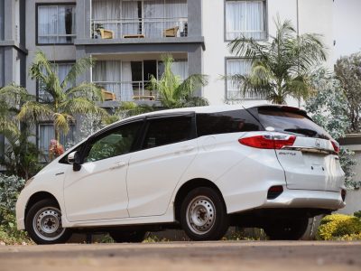 🚗 2018 Honda Fit Shuttle Hybrid – Elegant White, Stylish, Spacious, and Fuel-Efficient Wagon for Sale in Nairobi, Kenya