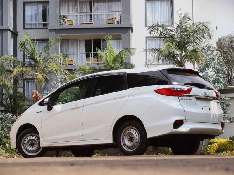 🚗 2018 Honda Fit Shuttle Hybrid – Elegant White, Stylish, Spacious, and Fuel-Efficient Wagon for Sale in Nairobi, Kenya
