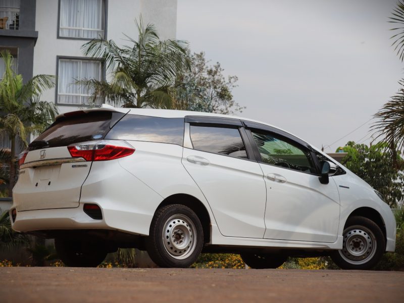 🚗 2018 Honda Fit Shuttle Hybrid – Elegant White, Stylish, Spacious, and Fuel-Efficient Wagon for Sale in Nairobi, Kenya