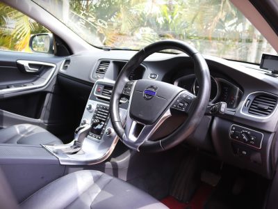 🚘 2018 Volvo V60 D4 White – Scandinavian Elegance on Wheels