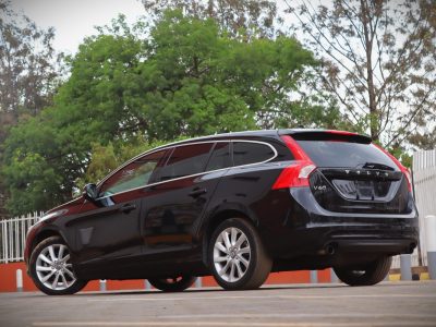 🚘 Sleek 2017 Black Volvo V60 D4 – Luxury Meets Performance