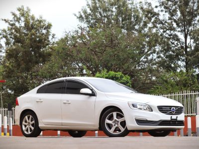 🚗 Volvo S60 D4 – 2017 – White | Executive Luxury Sedan