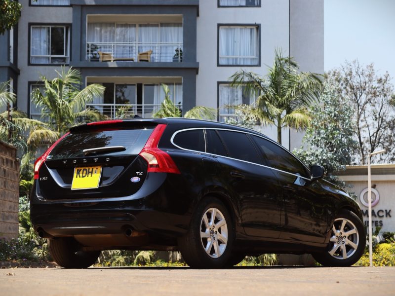 2014 Volvo V60 T4 Black – Scandinavian Luxury in a Sleek Estate