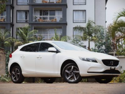 🌟 2018 Volvo V40 T4 – Sleek White Hatchback | KDK Plate | Luxury Meets Everyday Practicality