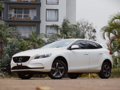 🌟 2018 Volvo V40 T4 – Sleek White Hatchback | KDK Plate | Luxury Meets Everyday Practicality