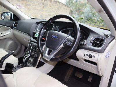 🌟 2018 Volvo V40 T4 – Sleek White Hatchback | KDK Plate | Luxury Meets Everyday Practicality