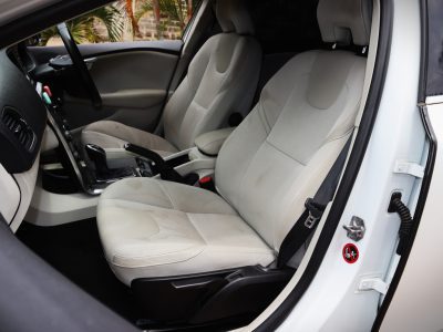 🌟 2018 Volvo V40 T4 – Sleek White Hatchback | KDK Plate | Luxury Meets Everyday Practicality